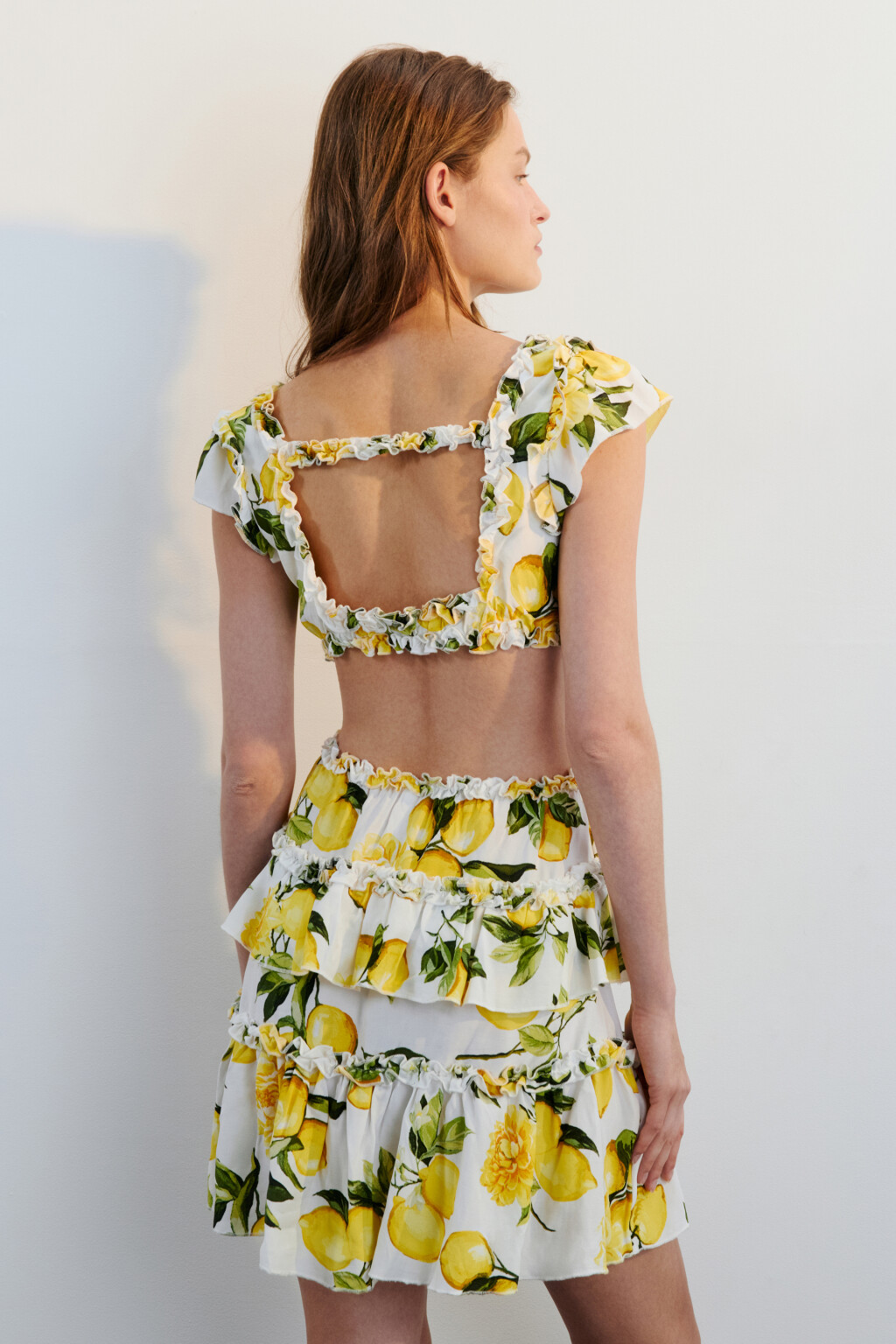 Платье мини вискозное с вырезами и оборками - цвет желтый - 4