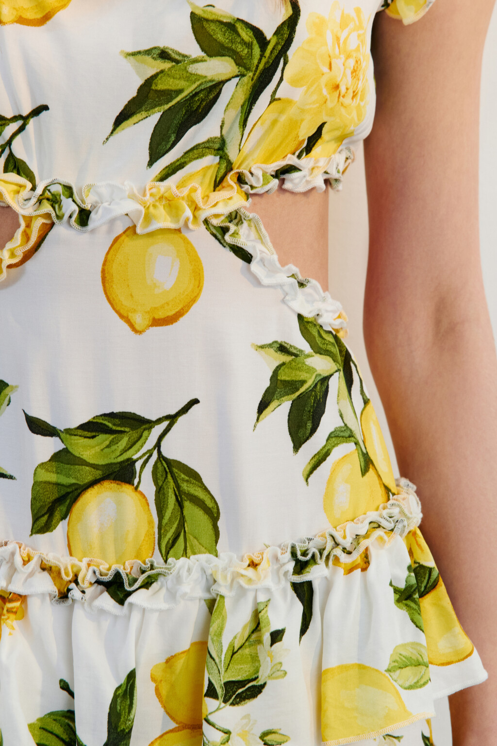 Платье мини вискозное с вырезами и оборками - цвет желтый - 6