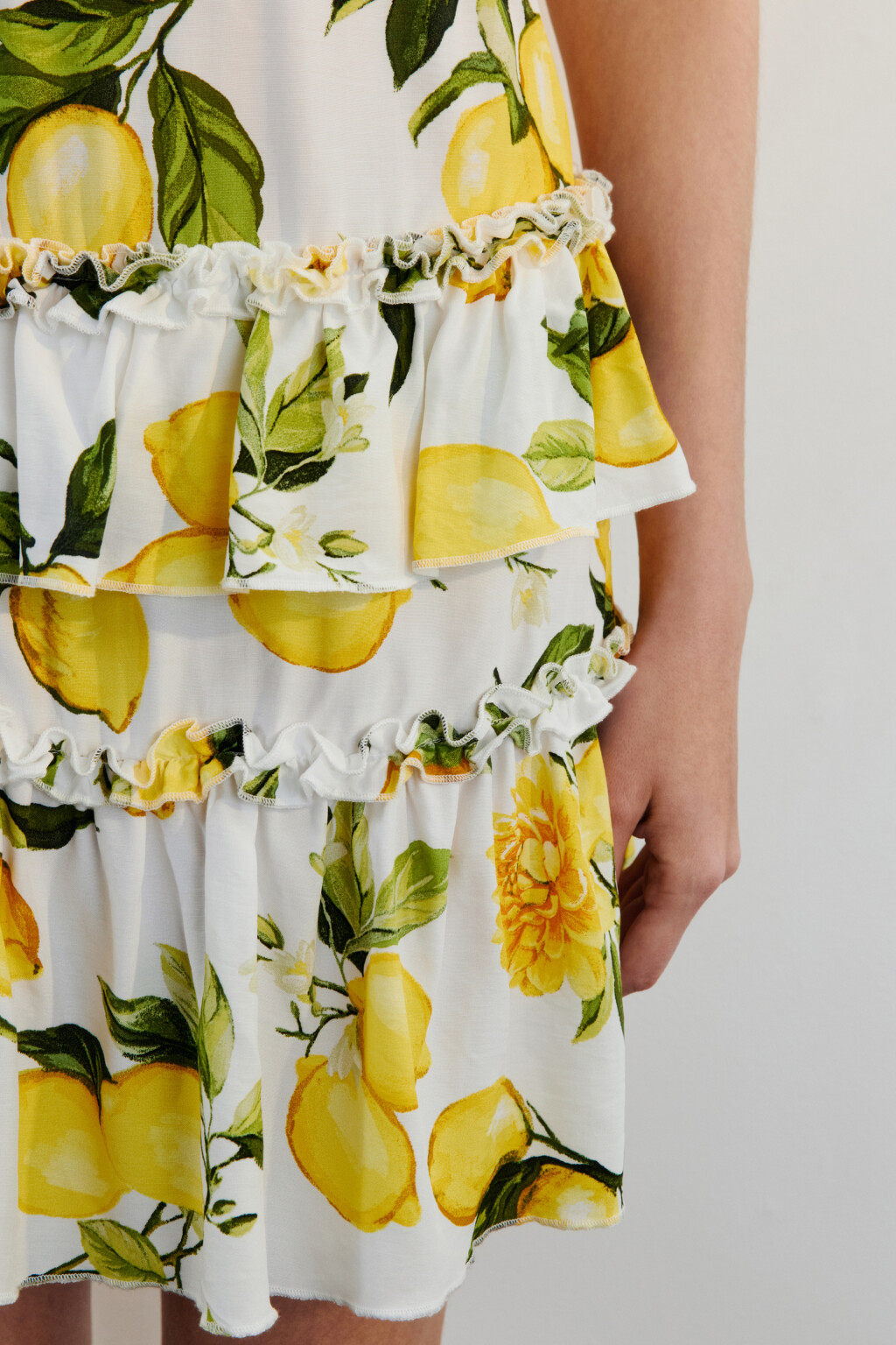 Платье мини вискозное с вырезами и оборками - цвет желтый - 7