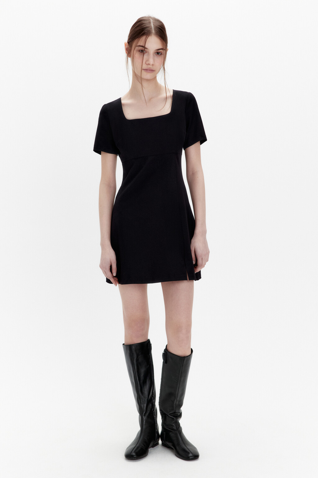 Платье мини приталенное с вырезом-каре - цвет черный - 4