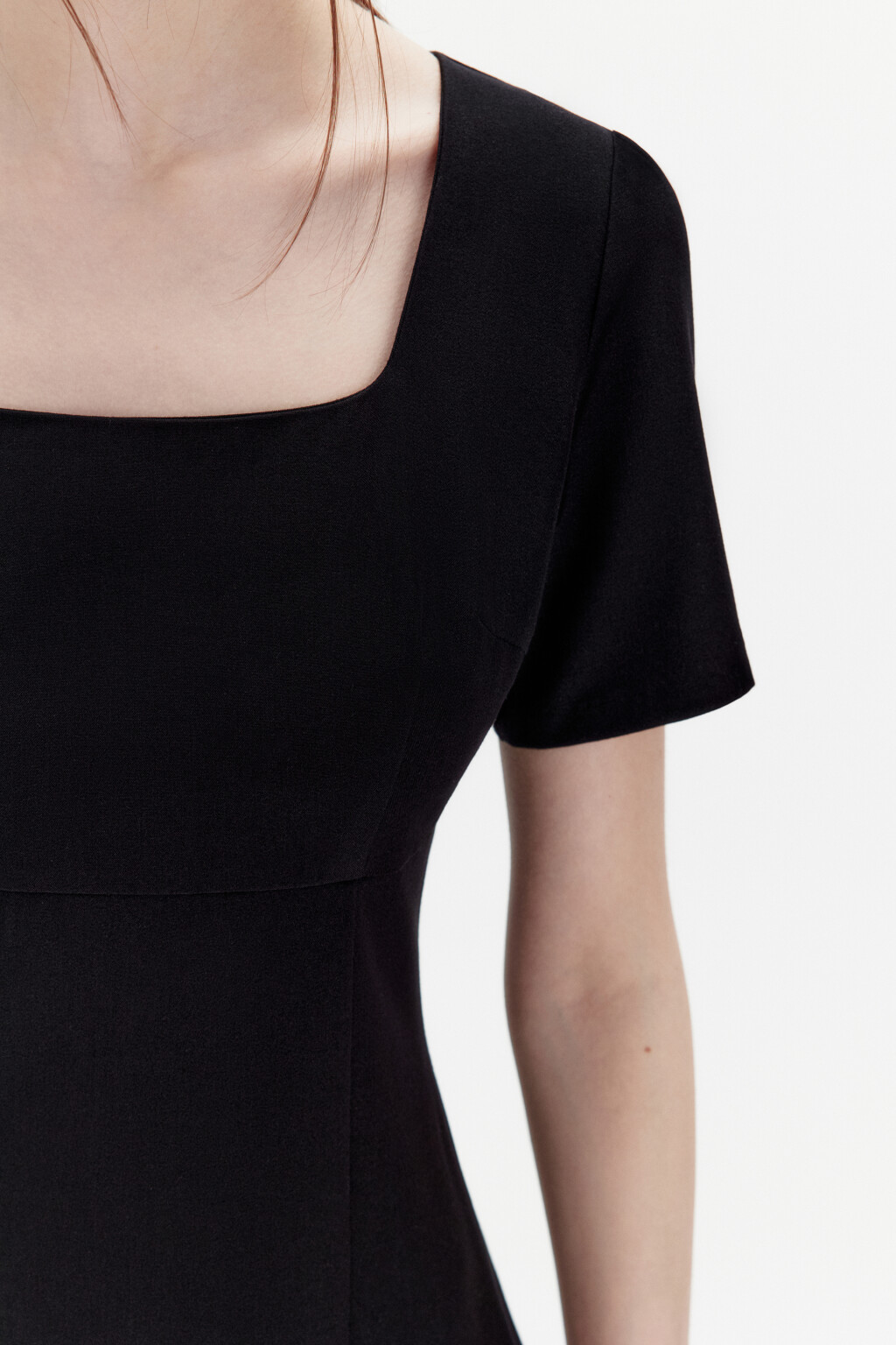 Платье мини приталенное с вырезом-каре - цвет черный - 5
