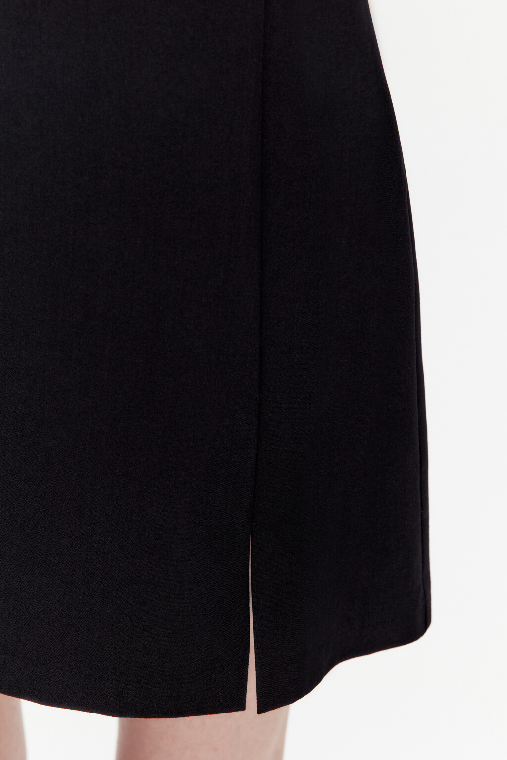 Платье мини приталенное с вырезом-каре - цвет черный - 6