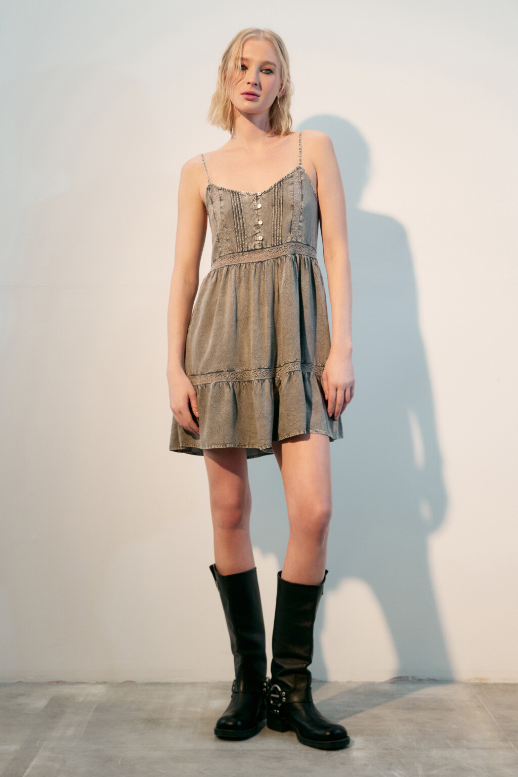 Сарафан из вареной вискозы с кружевом - цвет серый - 4