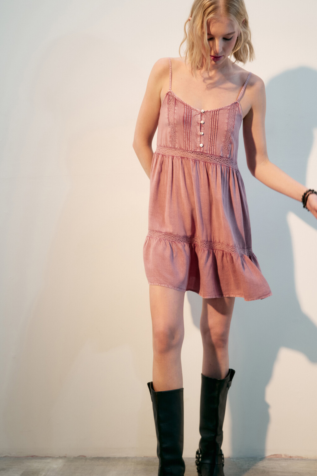 Сарафан из вареной вискозы с кружевом - цвет розовый - 2