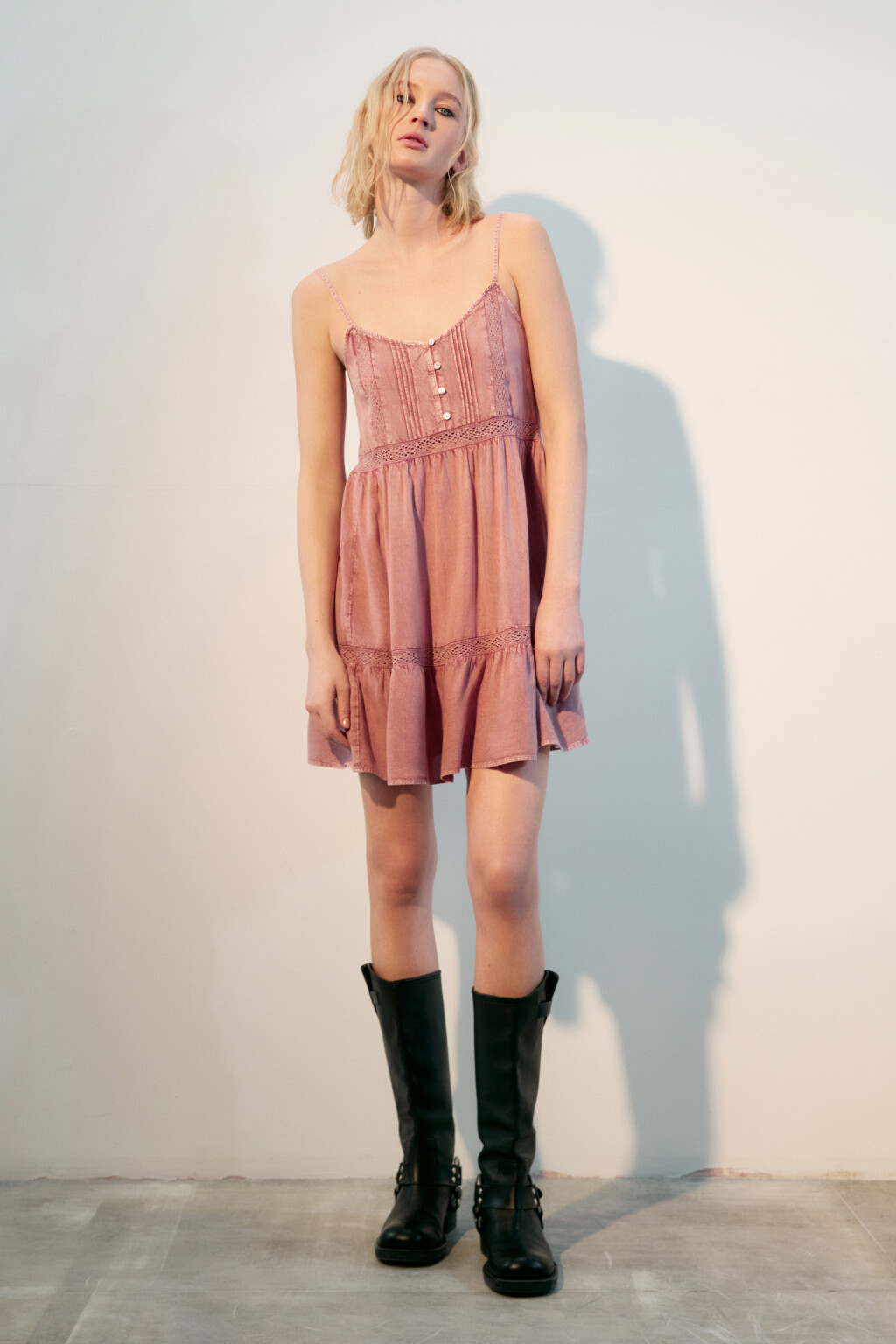 Сарафан из вареной вискозы с кружевом - цвет розовый - 5