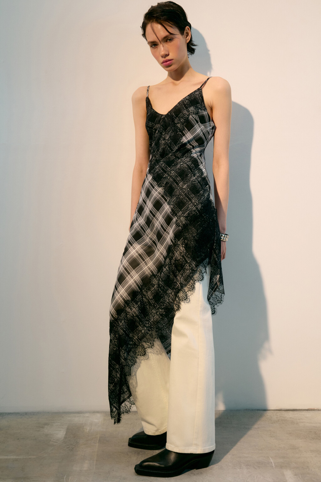 Платье миди асимметричное с кружевом - цвет черный - 1