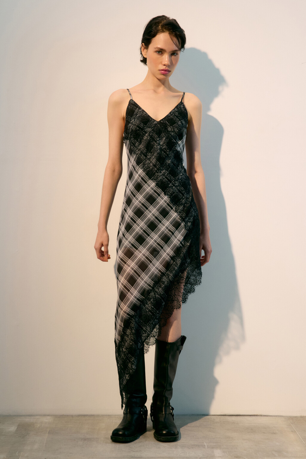 Платье миди асимметричное с кружевом - цвет черный - 2