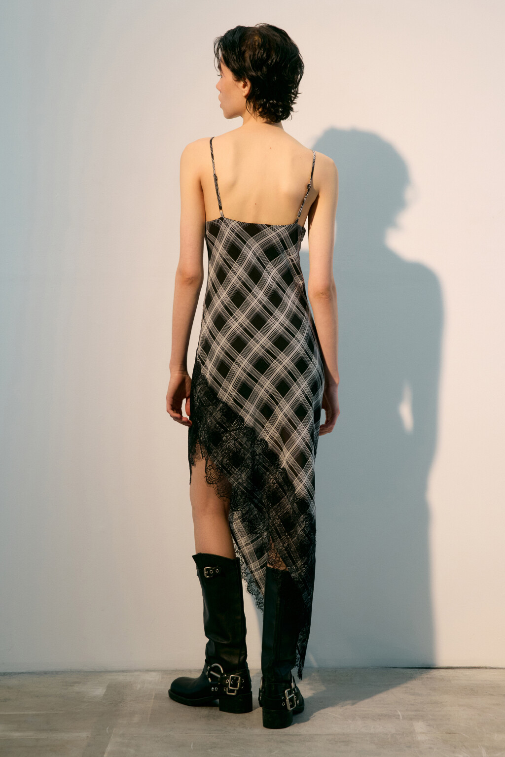 Платье миди асимметричное с кружевом - цвет черный - 3