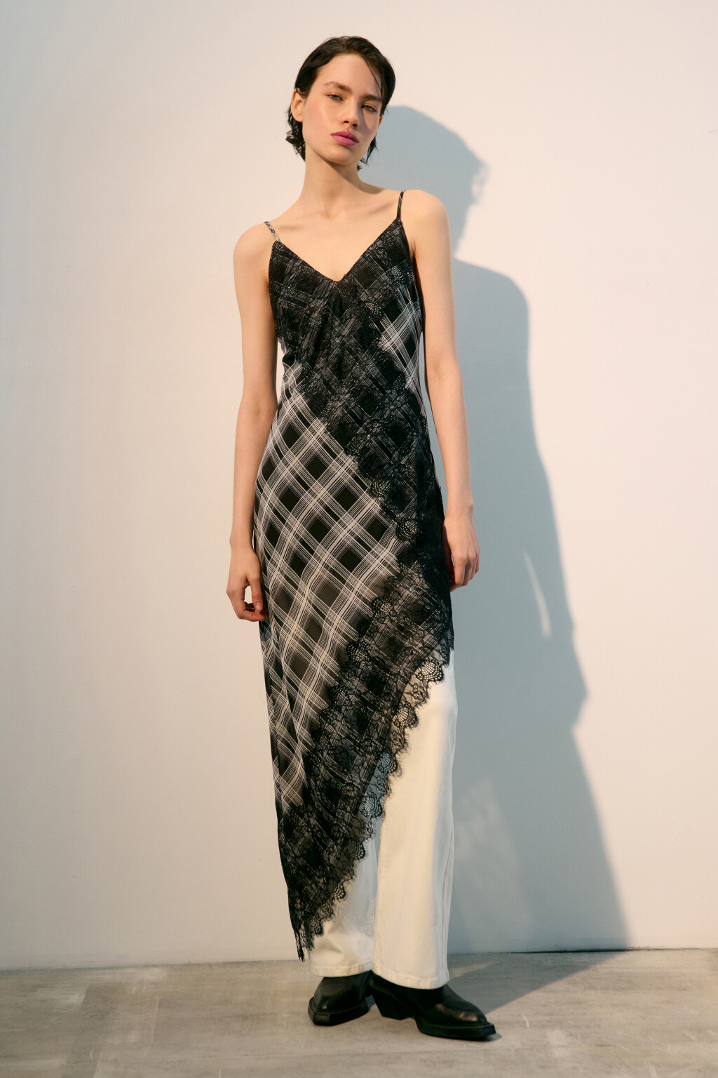 Платье миди асимметричное с кружевом - цвет черный - 4