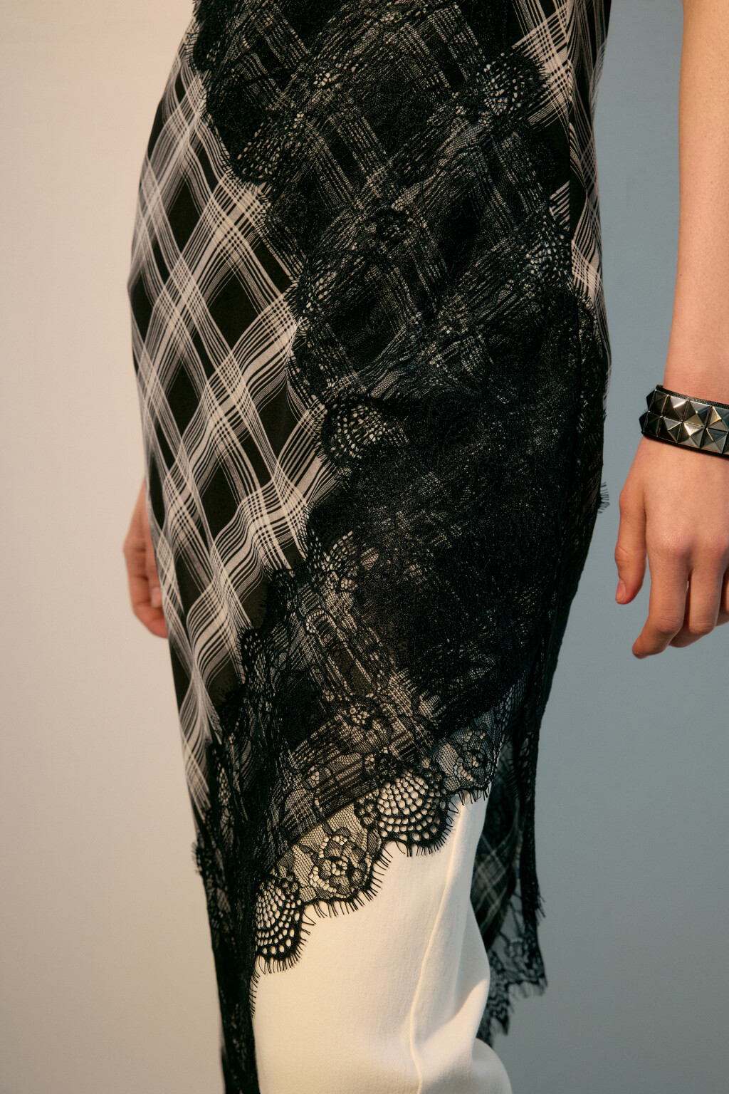 Платье миди асимметричное с кружевом - цвет черный - 6