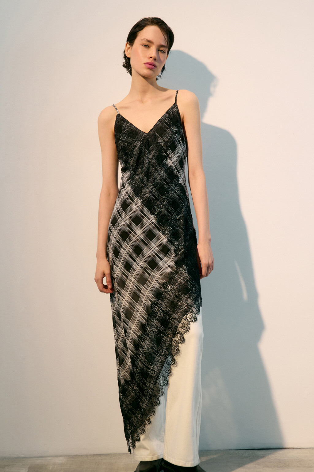 Платье миди асимметричное с кружевом - цвет черный - 7