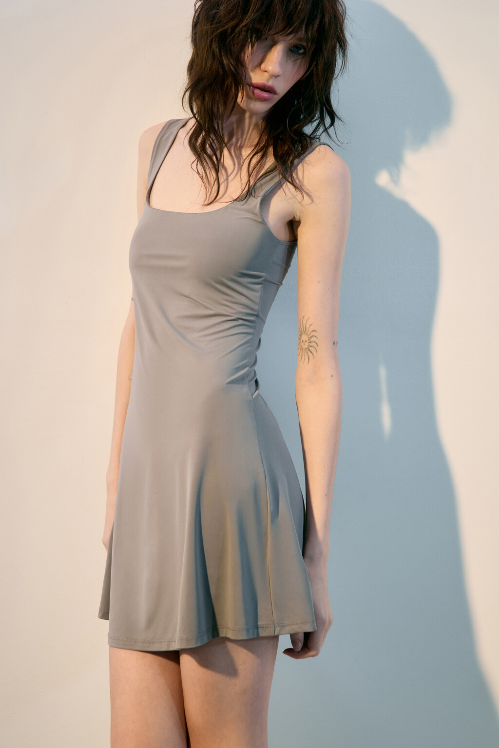 Платье-майка мини из гладкого трикотажа - цвет серый - 1