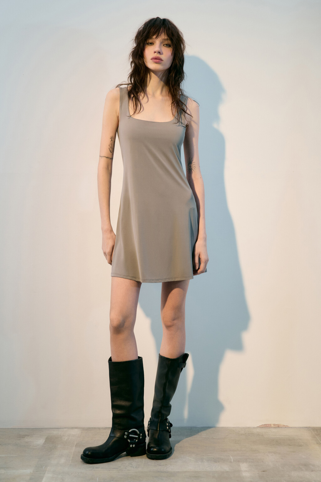 Платье-майка мини из гладкого трикотажа - цвет серый - 4