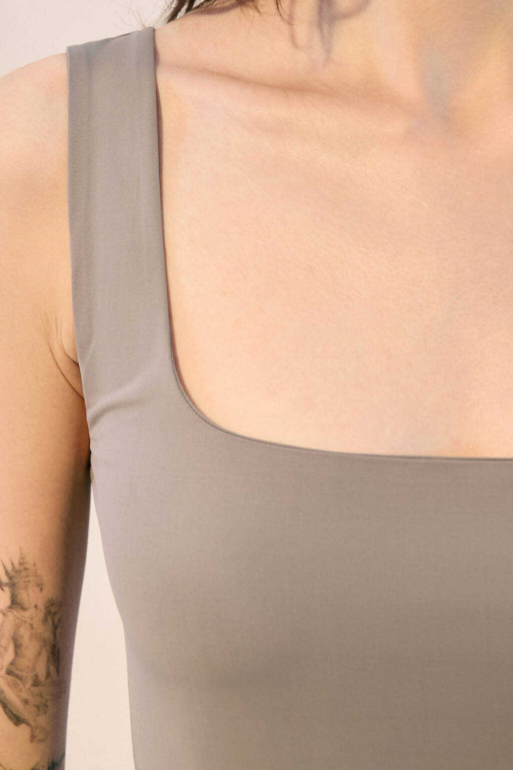 Платье-майка мини из гладкого трикотажа - цвет серый - 5