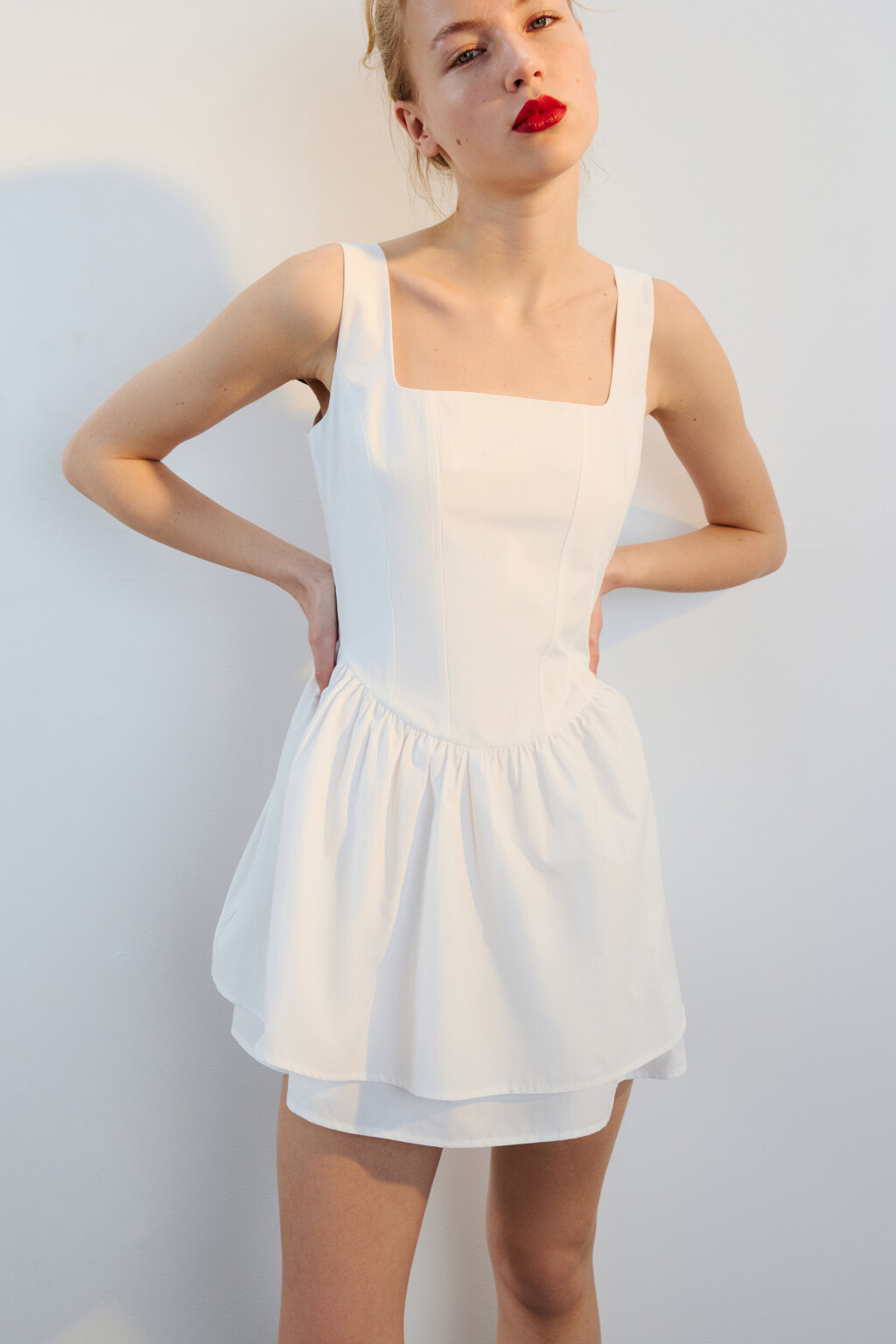 Платье мини с корсетом и пышной юбкой - цвет белый - 1