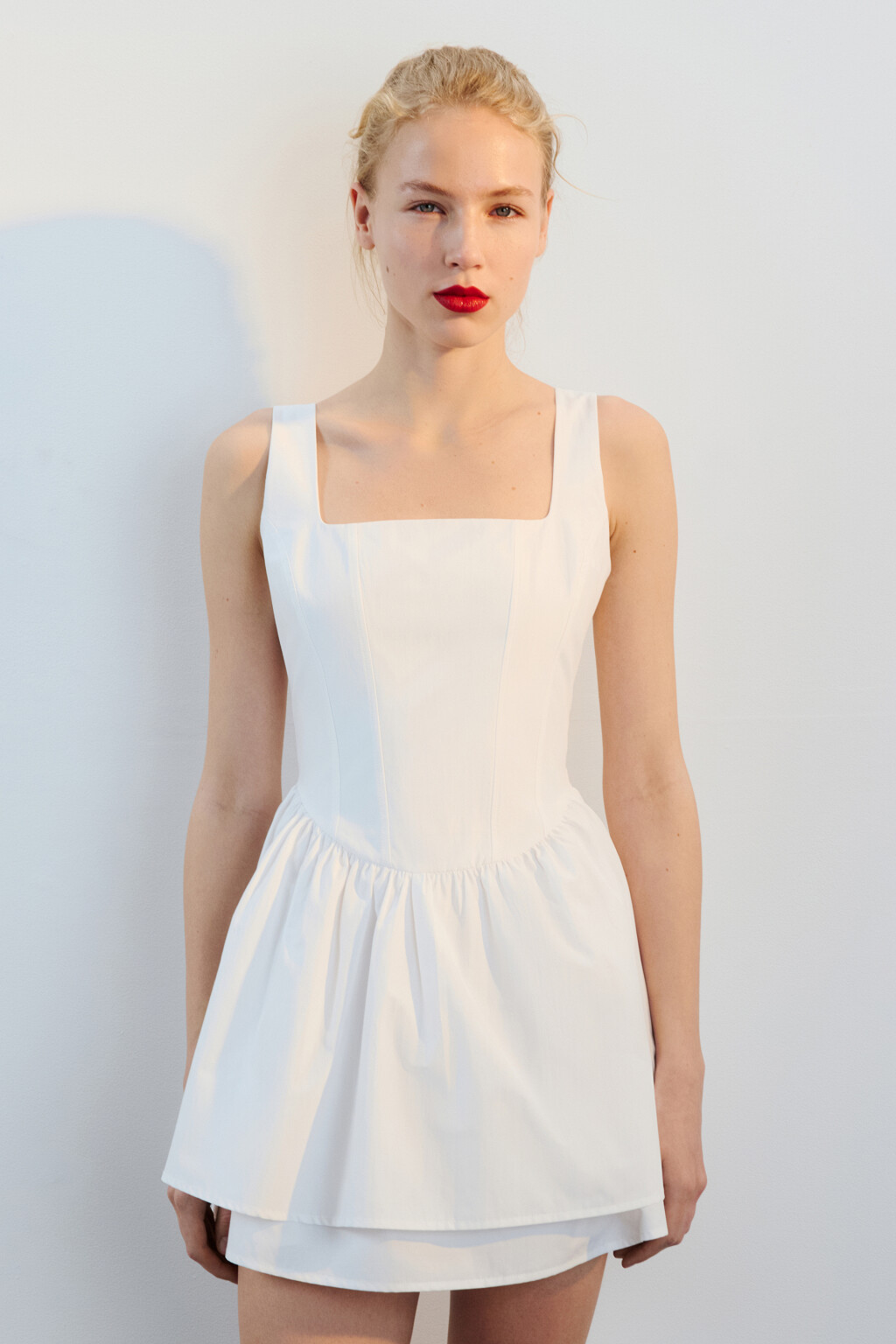 Платье мини с корсетом и пышной юбкой - цвет белый - 2