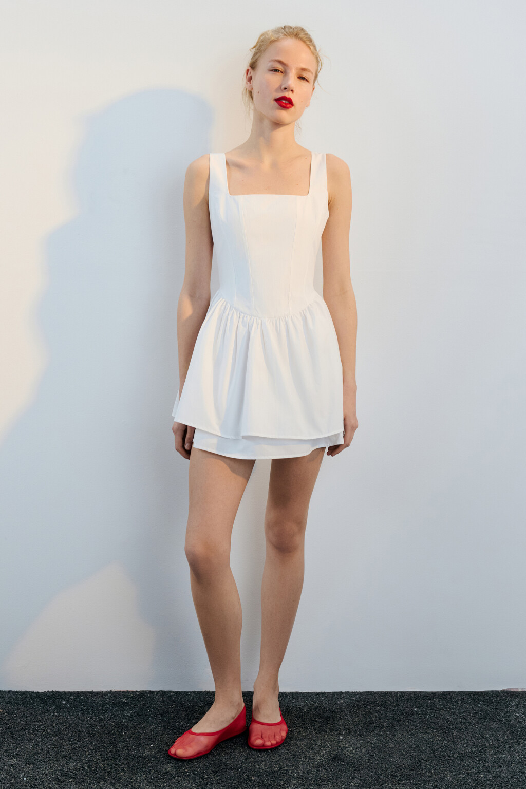 Платье мини с корсетом и пышной юбкой - цвет белый - 4