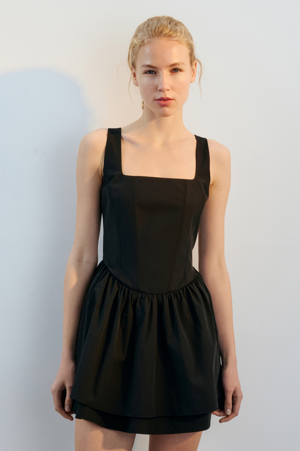Платье мини с корсетом и пышной юбкой - цвет черный - 2