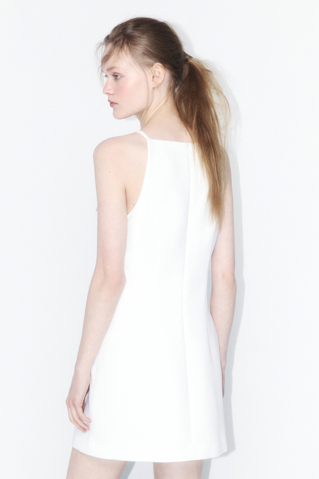 Платье-сарафан мини на тонких бретельках - цвет белый - 3