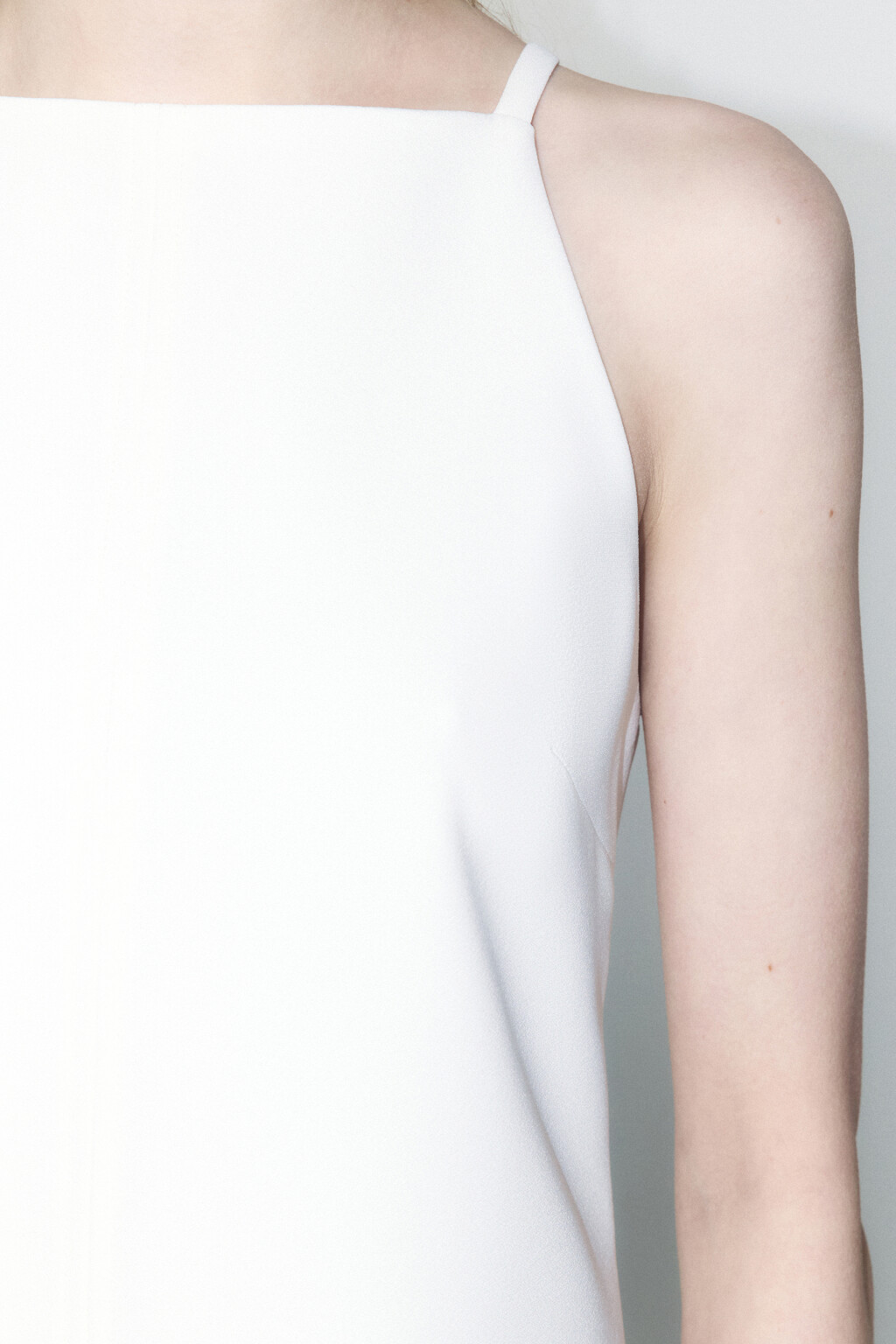 Платье-сарафан мини на тонких бретельках - цвет белый - 6