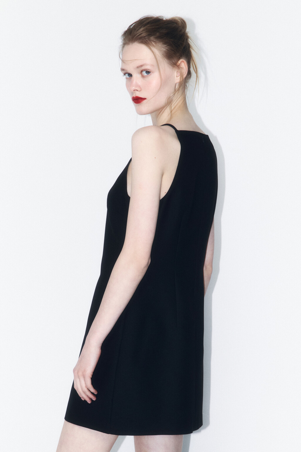Платье-сарафан мини на тонких бретельках - цвет черный - 4