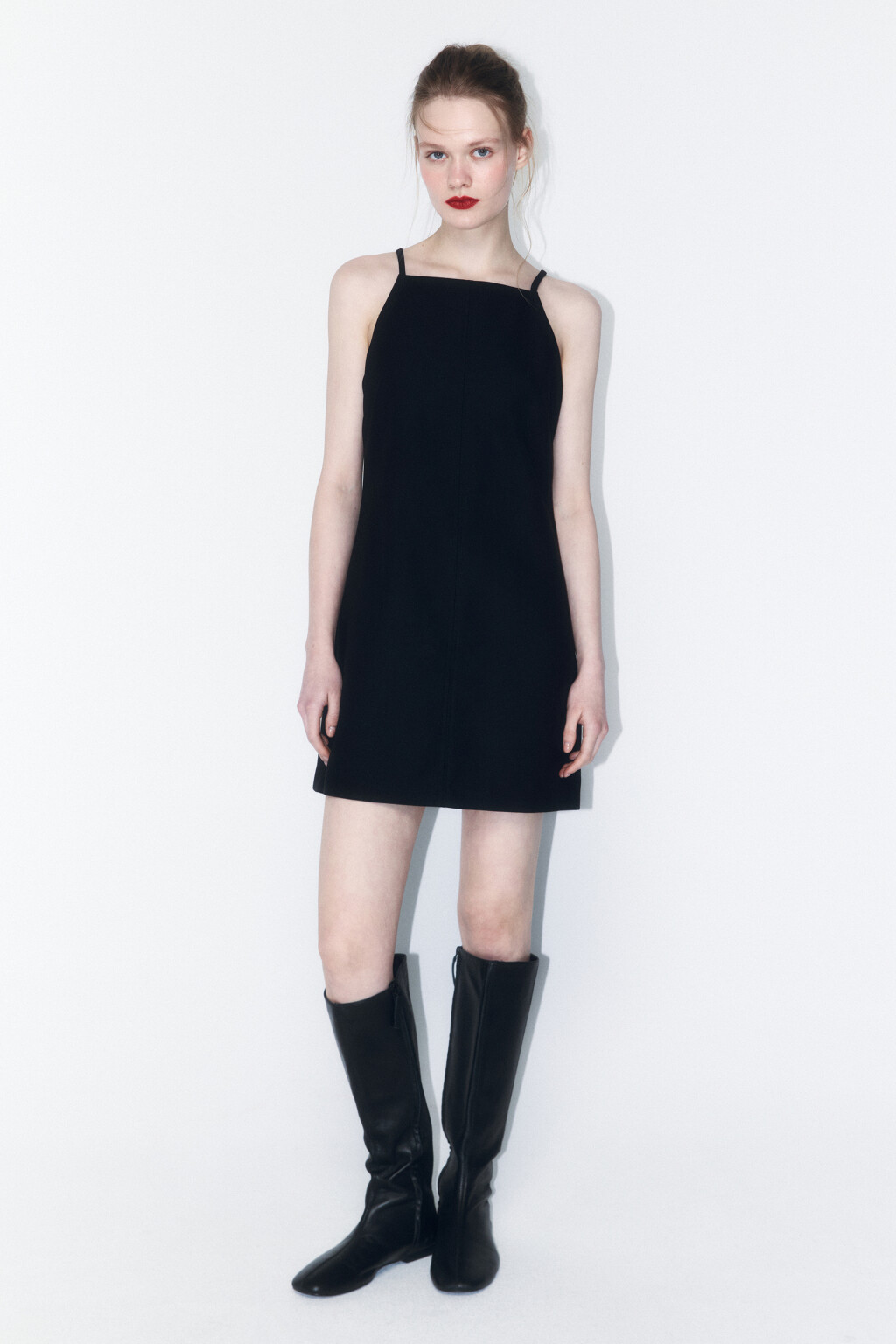 Платье-сарафан мини на тонких бретельках - цвет черный - 5