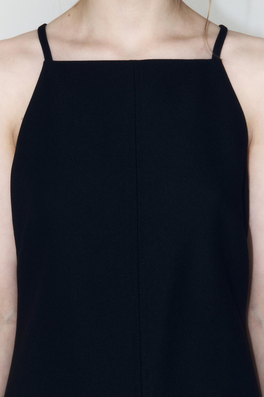 Платье-сарафан мини на тонких бретельках - цвет черный - 6