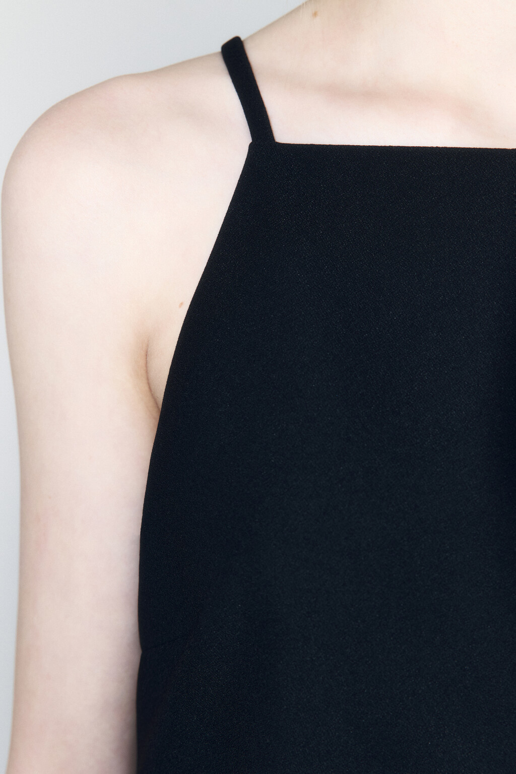 Платье-сарафан мини на тонких бретельках - цвет черный - 7