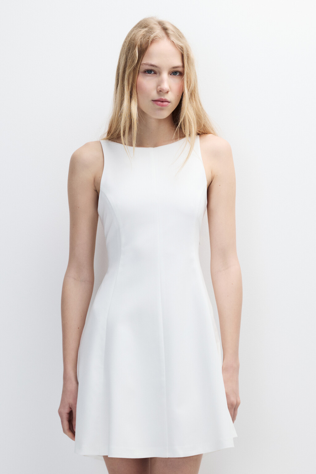 Платье мини с бантом на спине - цвет белый - 2