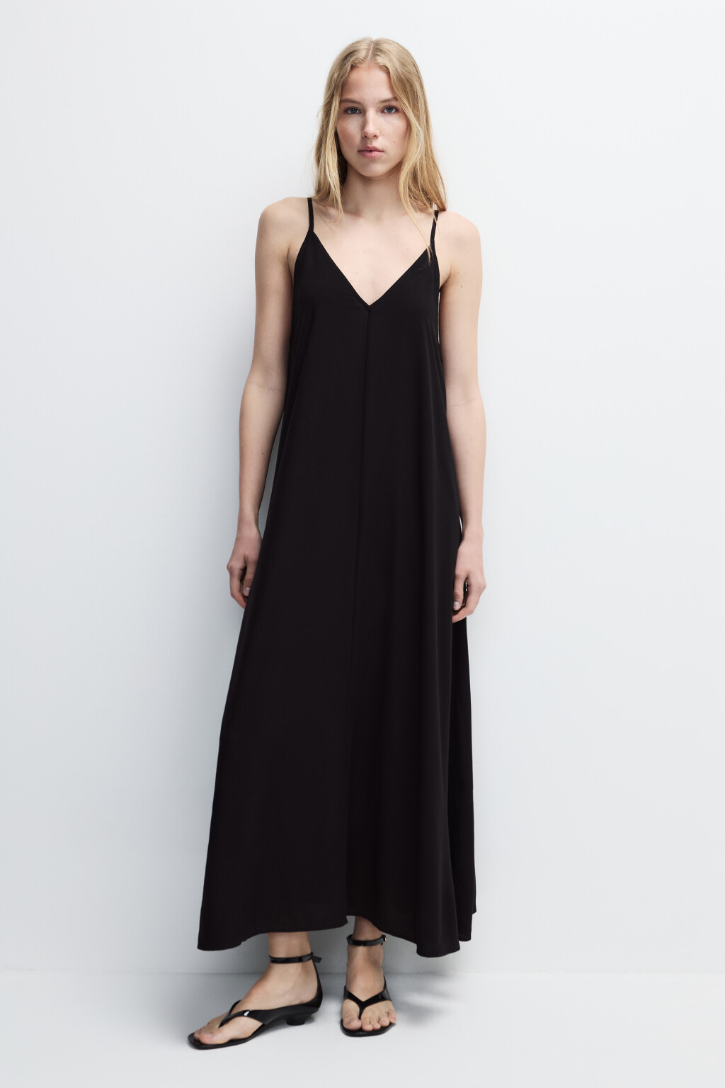 Сарафан макси на тонких бретелях - цвет черный - 2