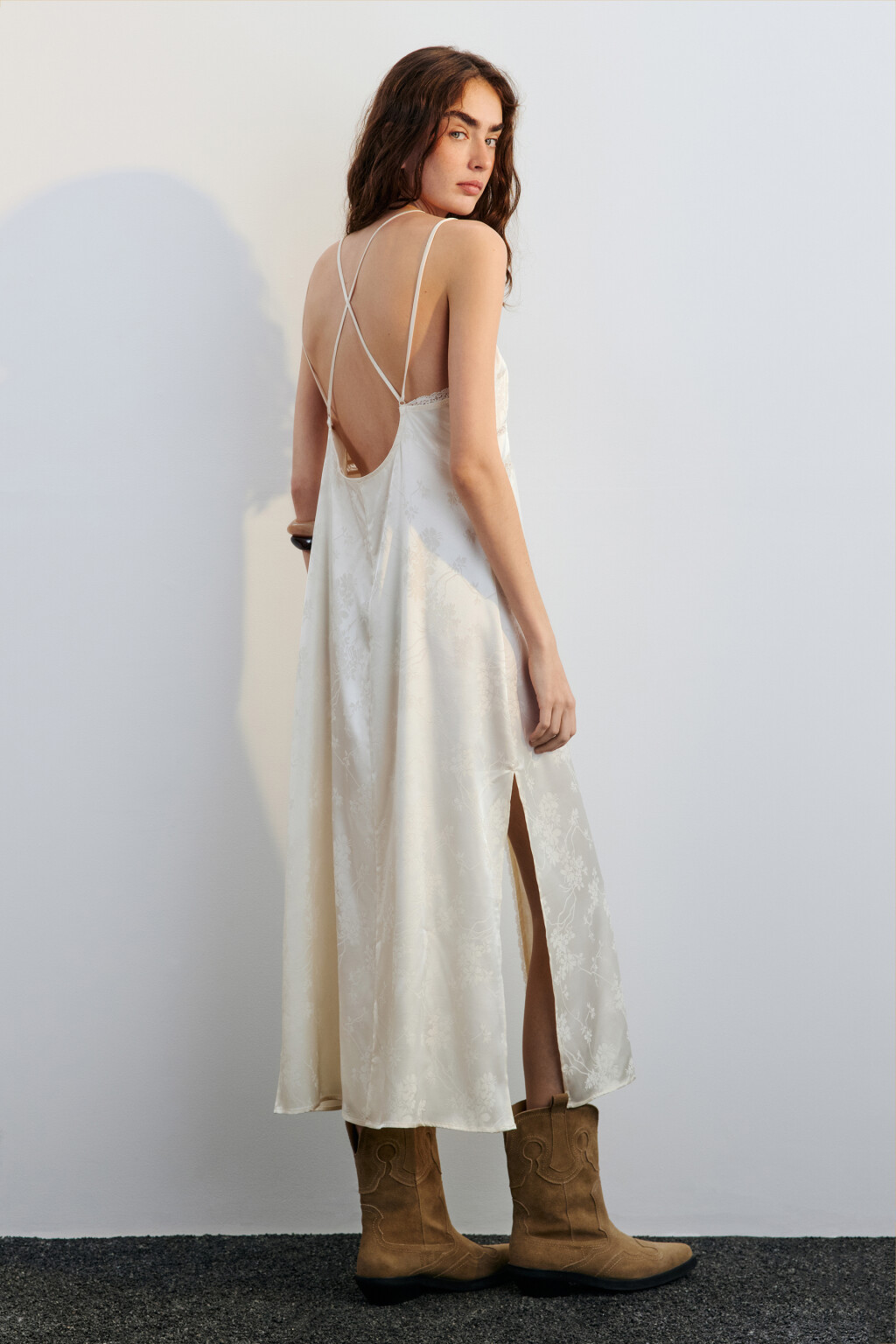 Платье-комбинация атласное с кружевом и принтом - цвет молочный - 6