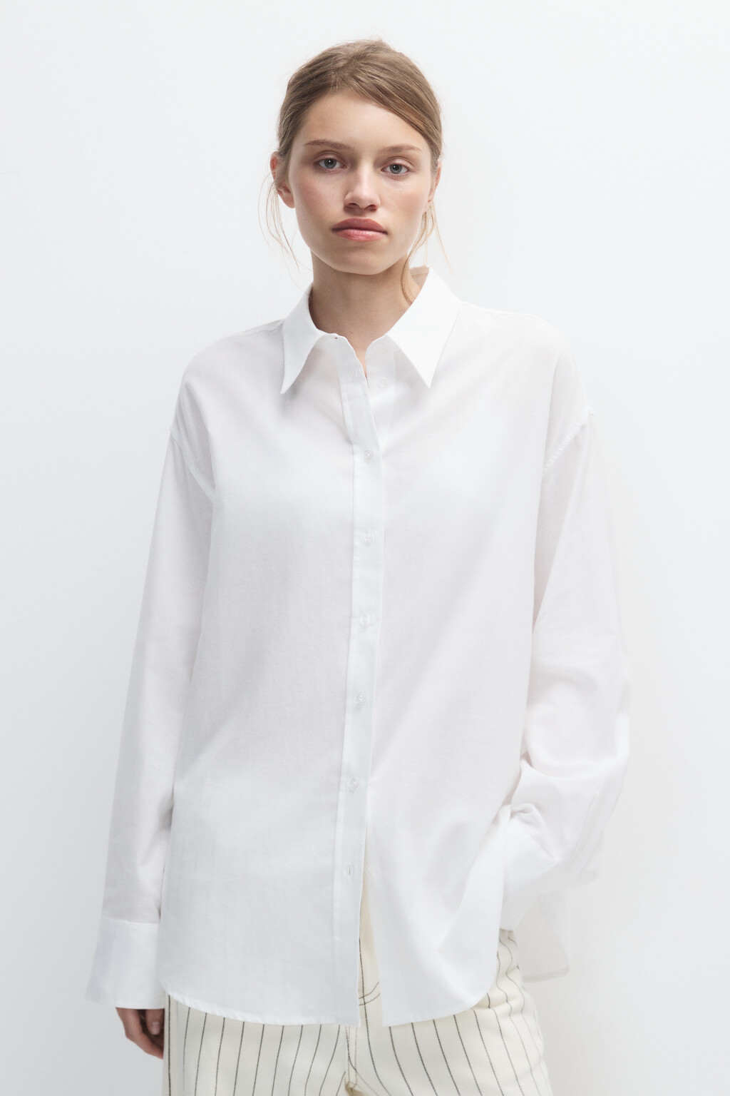 Рубашка oversize из хлопка и льна - цвет белый - 4