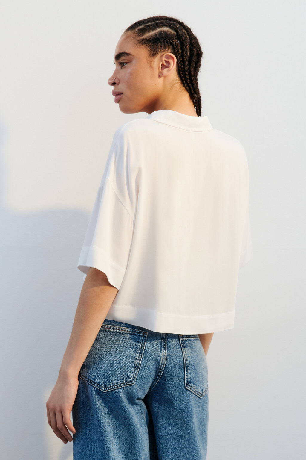 Рубашка укороченная из вискозы - цвет белый - 3