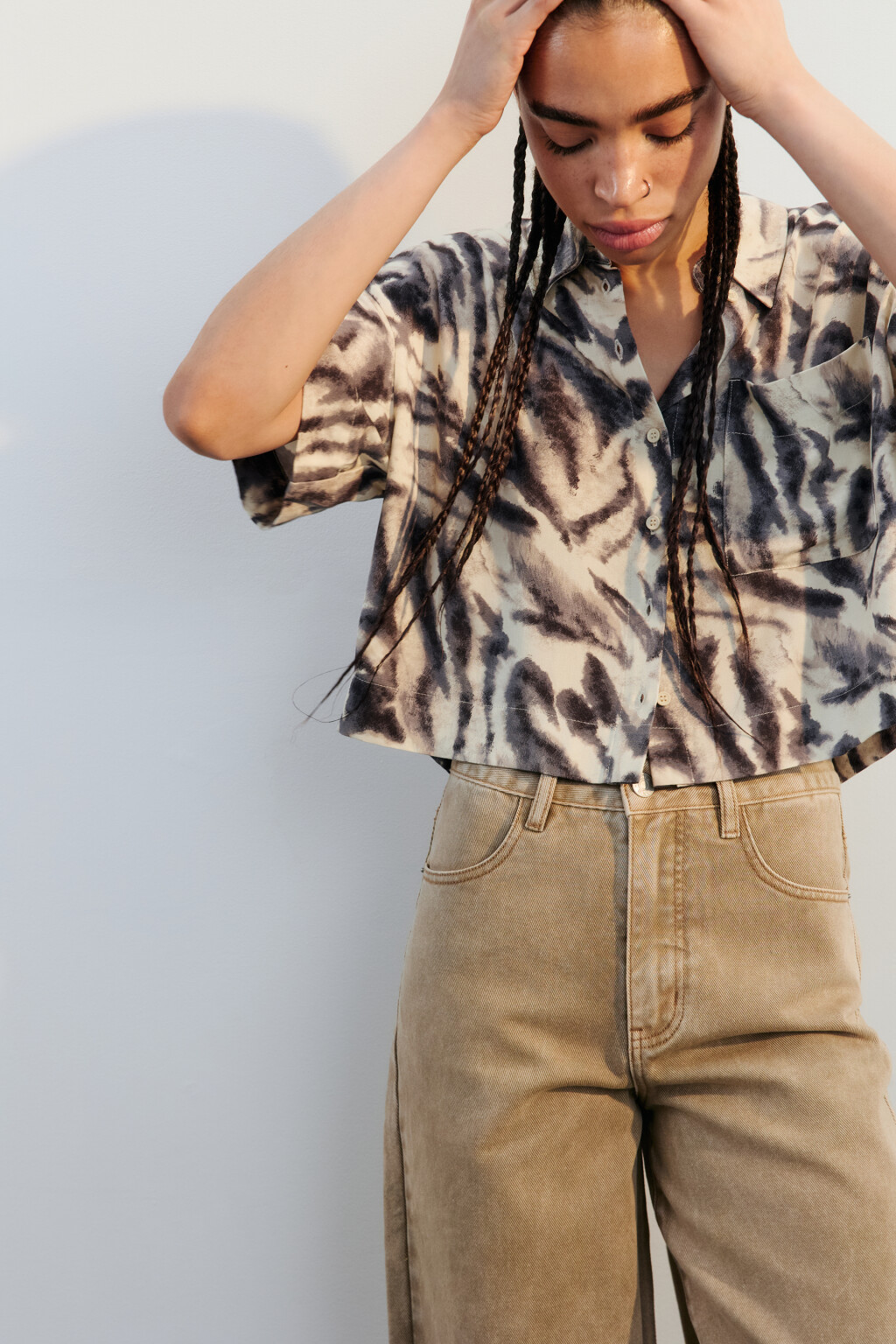 Рубашка укороченная из вискозы - цвет белый - 1