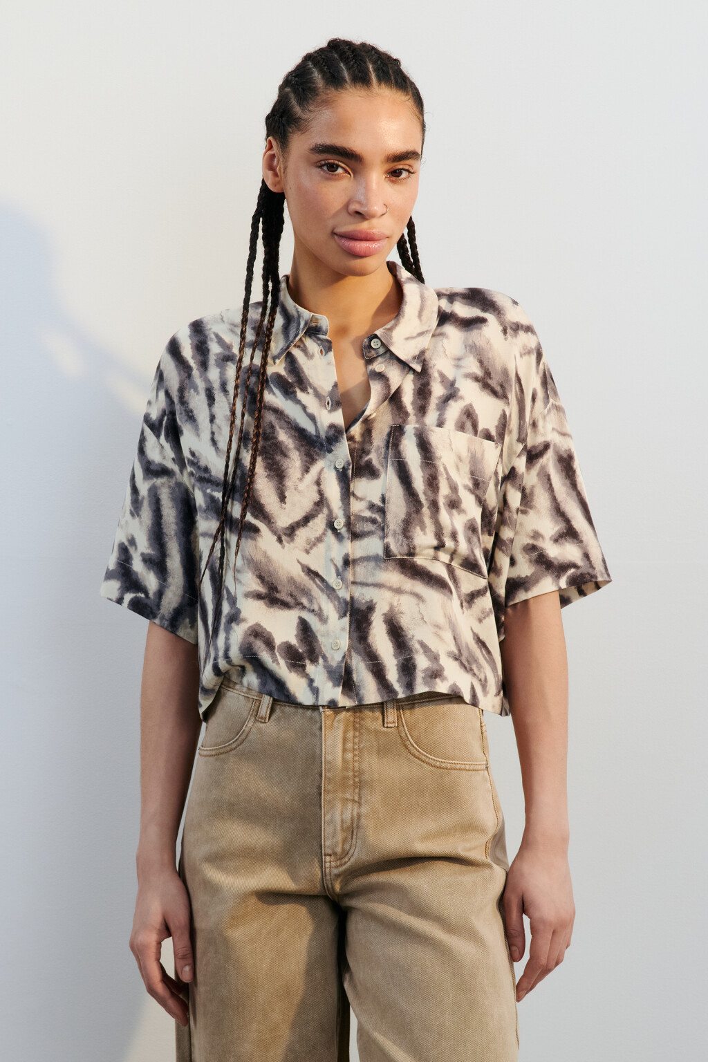 Рубашка укороченная из вискозы - цвет белый - 2