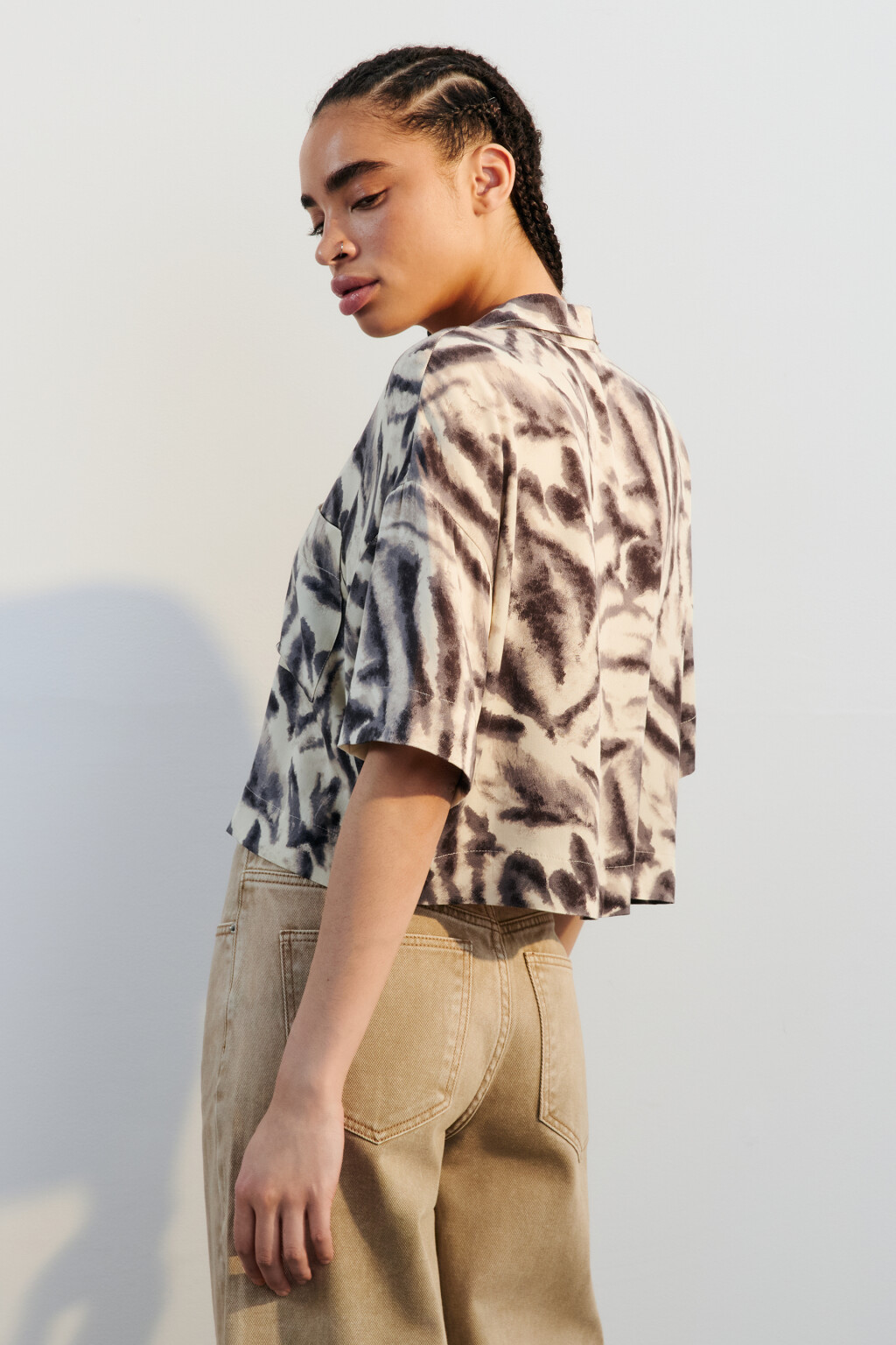 Рубашка укороченная из вискозы - цвет белый - 3