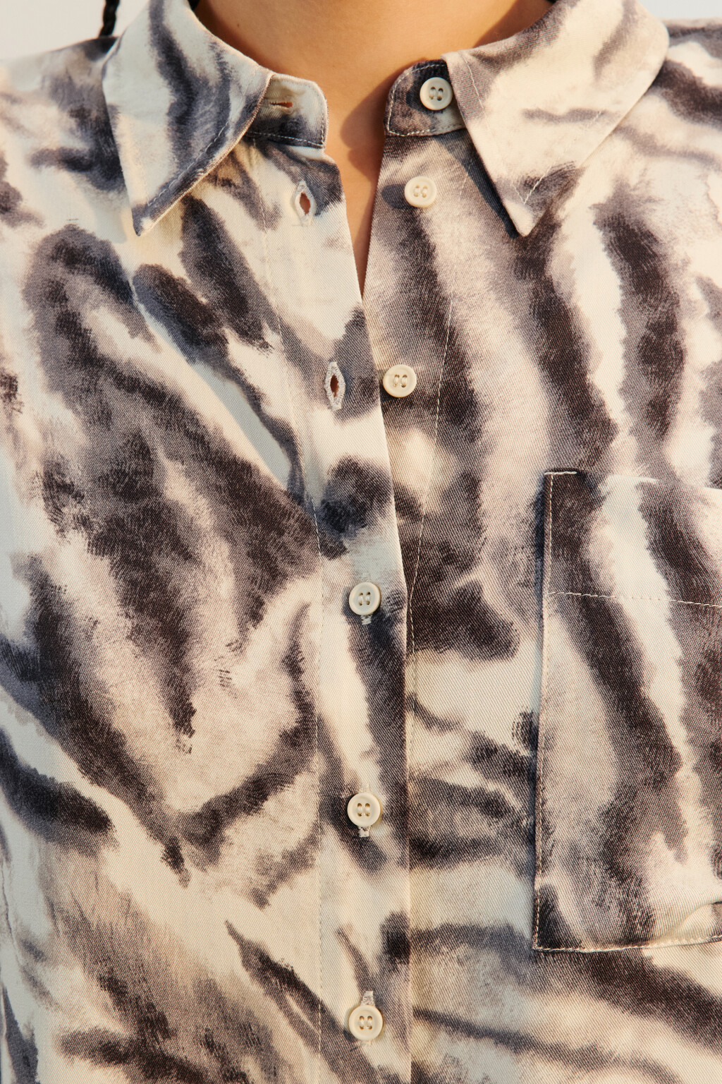 Рубашка укороченная из вискозы - цвет белый - 5