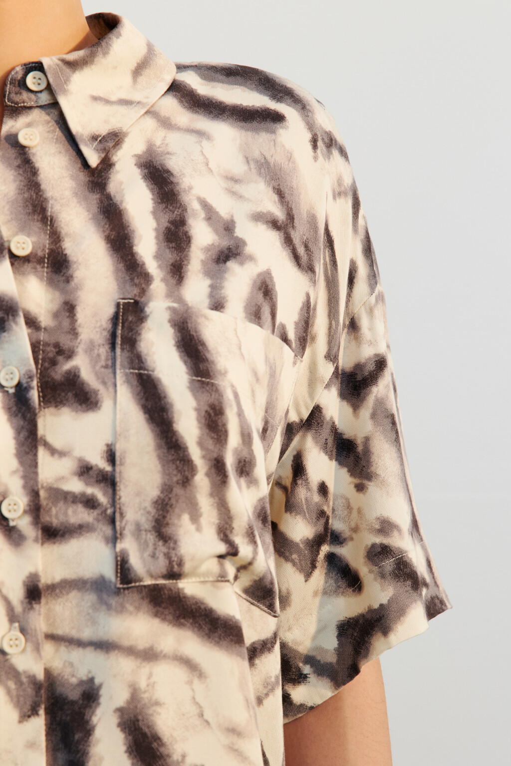 Рубашка укороченная из вискозы - цвет белый - 6