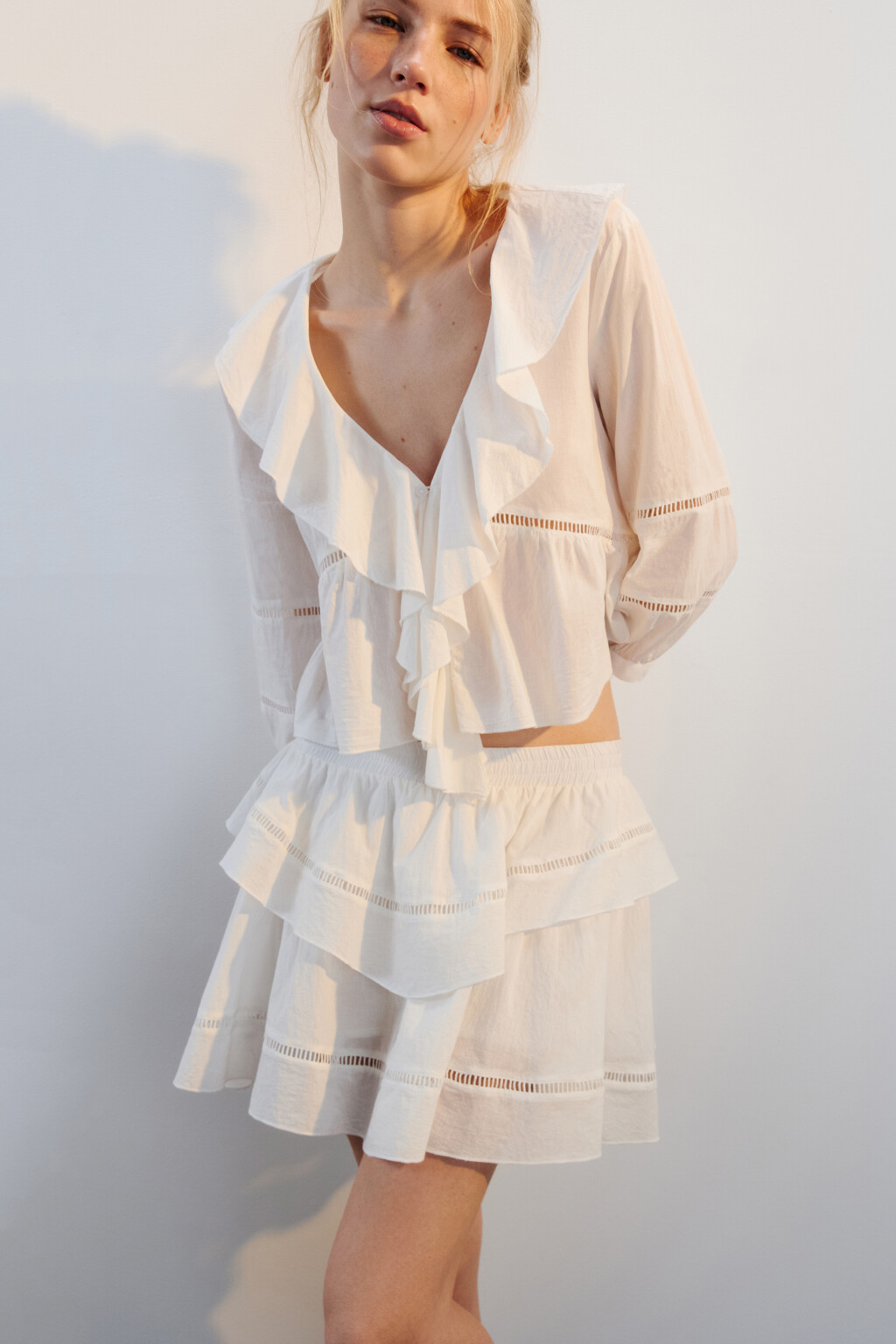 Блузка хлопковая с воланами и шитьем - цвет белый - 1