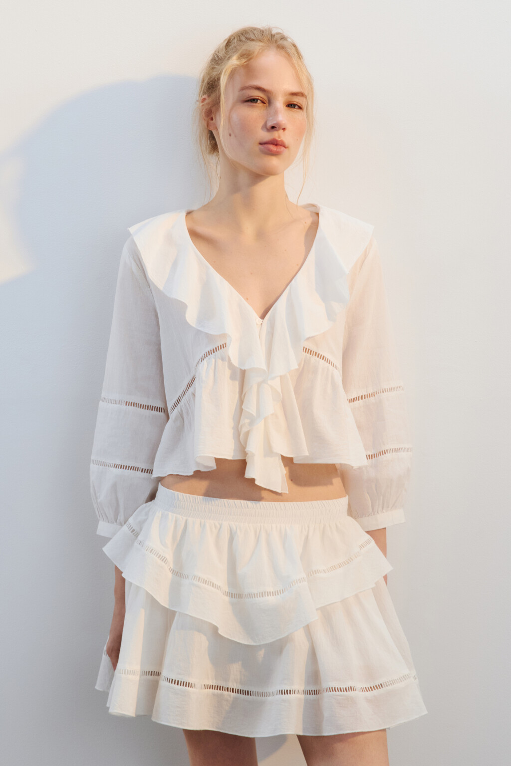 Блузка хлопковая с воланами и шитьем - цвет белый - 2