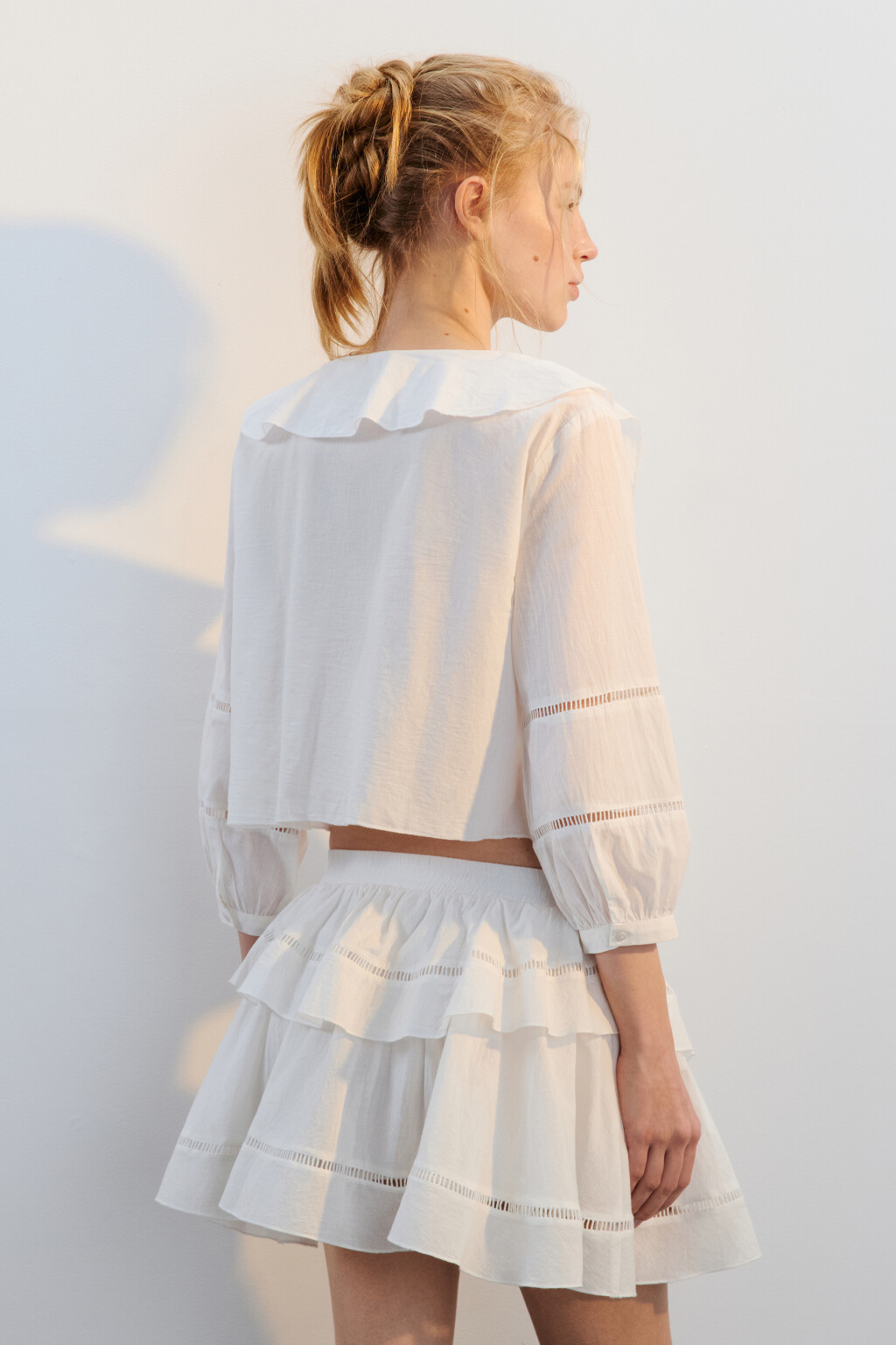Блузка хлопковая с воланами и шитьем - цвет белый - 3