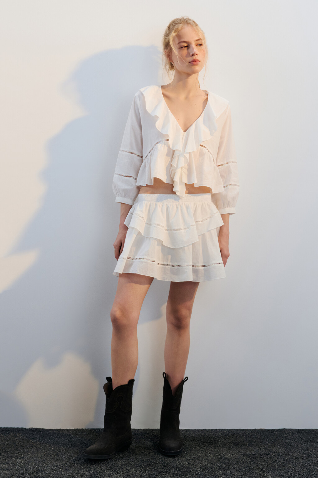 Блузка хлопковая с воланами и шитьем - цвет белый - 4