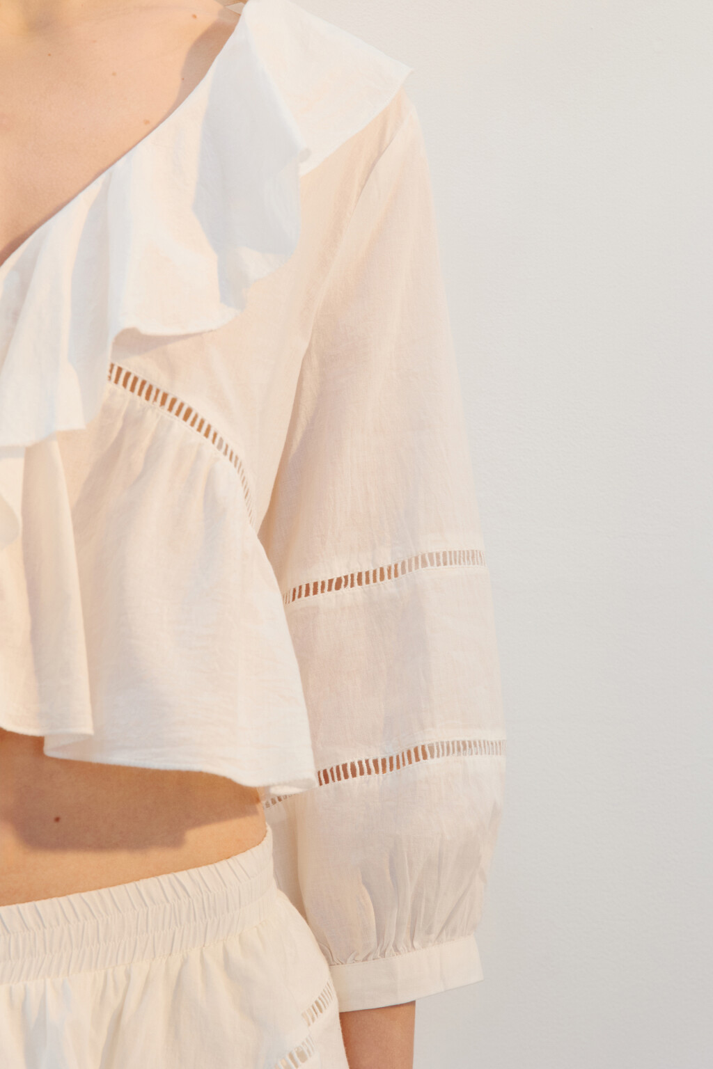 Блузка хлопковая с воланами и шитьем - цвет белый - 6