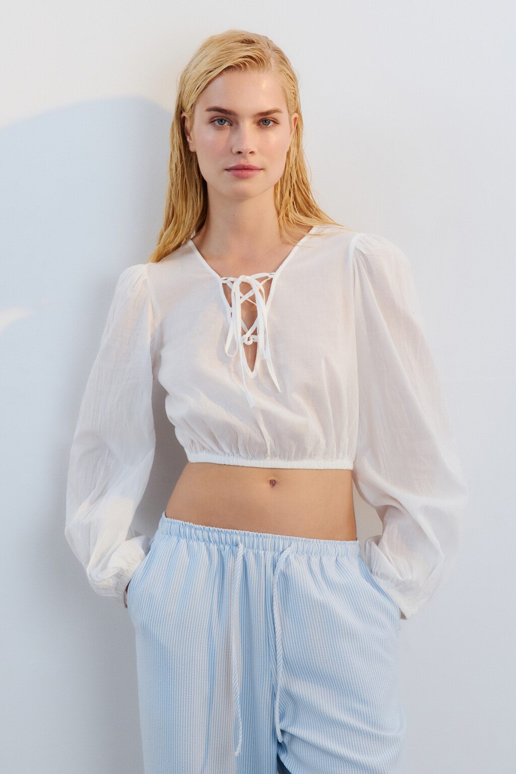 Блузка укороченная с объемными рукавами - цвет белый - 2