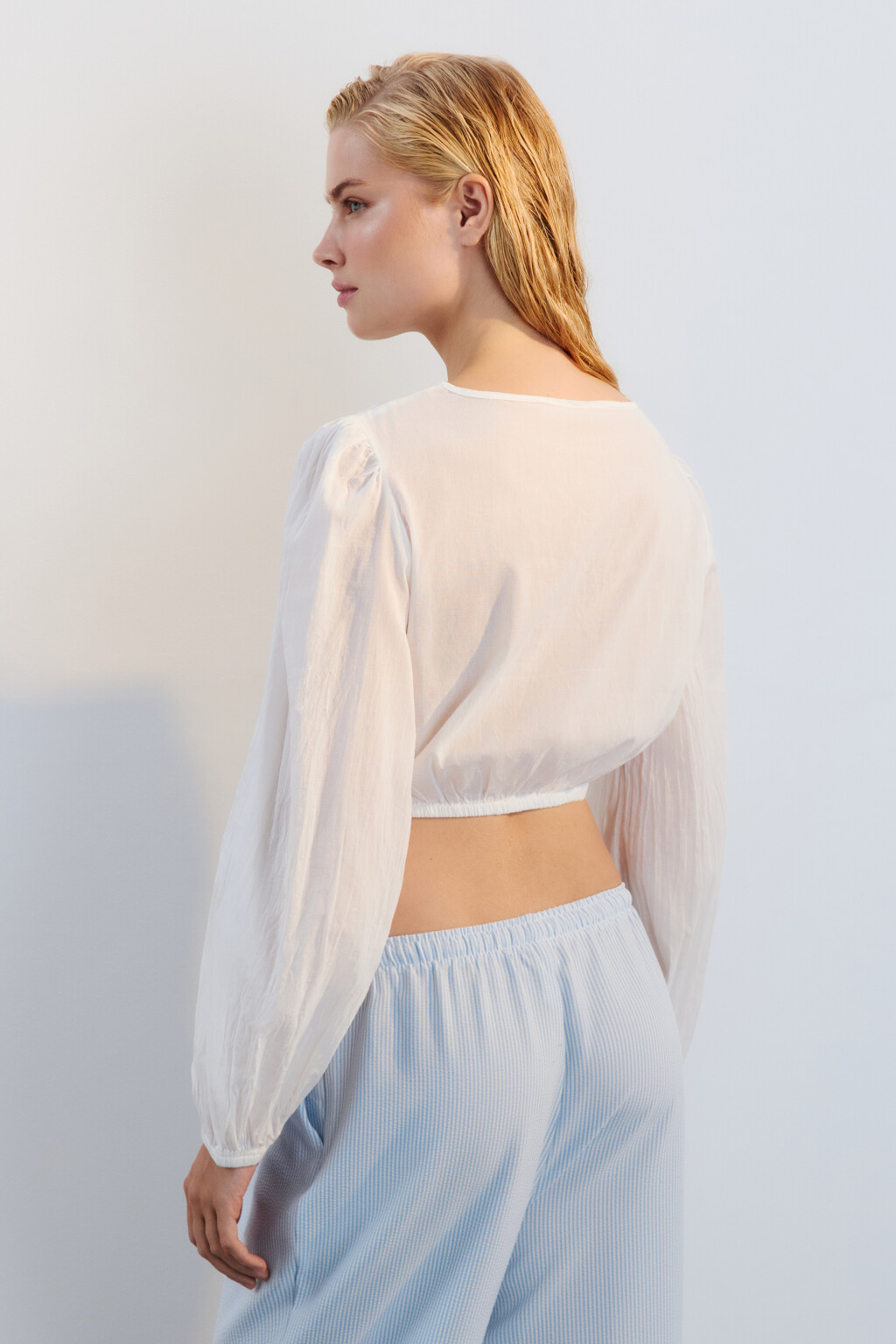 Блузка укороченная с объемными рукавами - цвет белый - 3