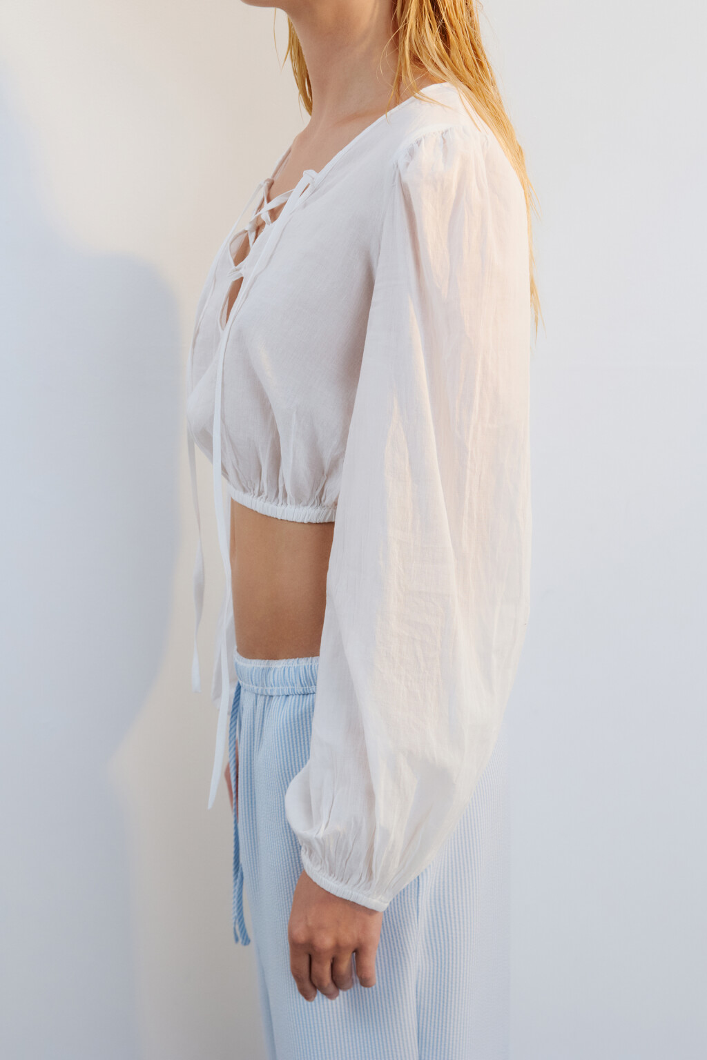 Блузка укороченная с объемными рукавами - цвет белый - 6