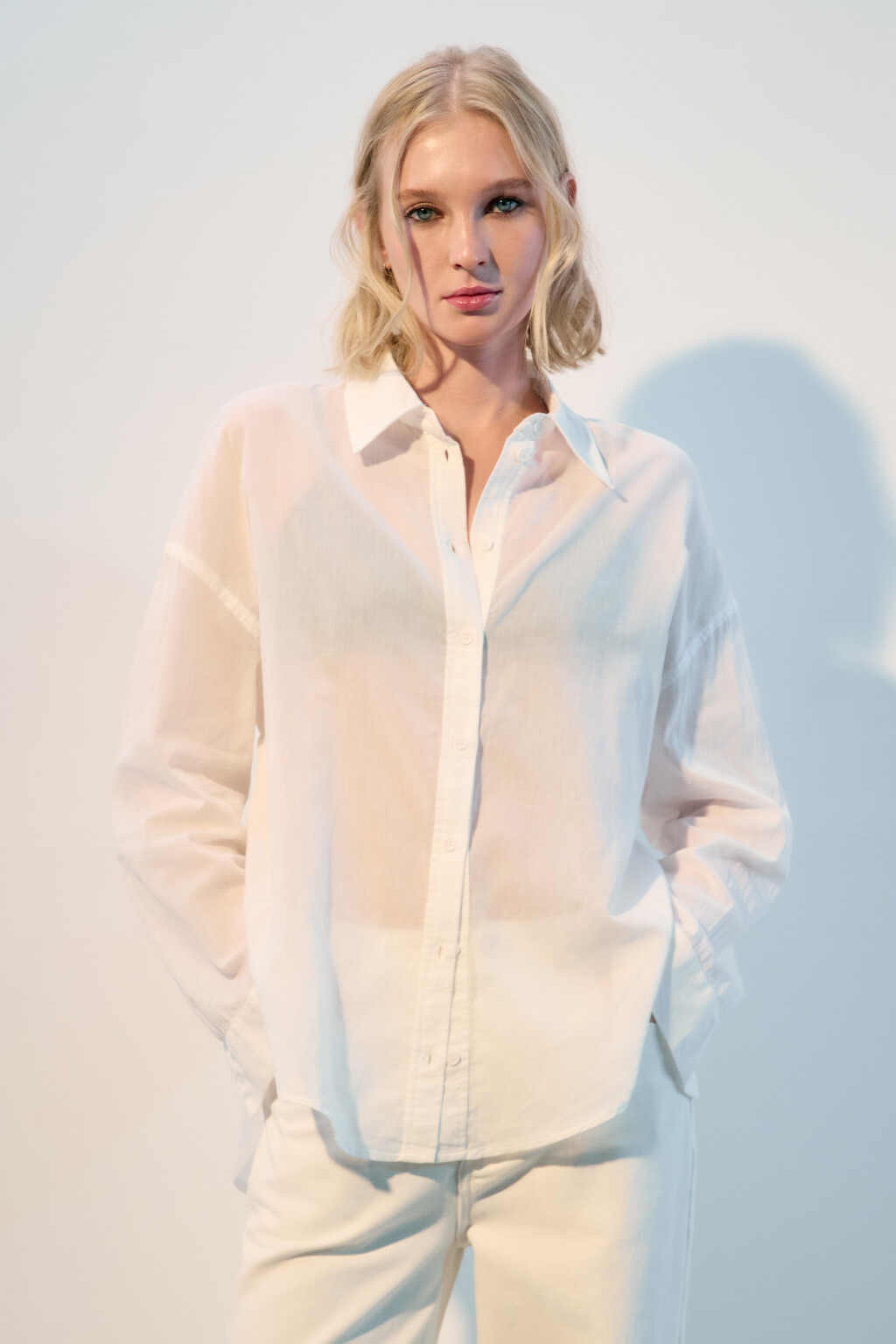 Рубашка oversize из жатого хлопка - цвет белый - 4