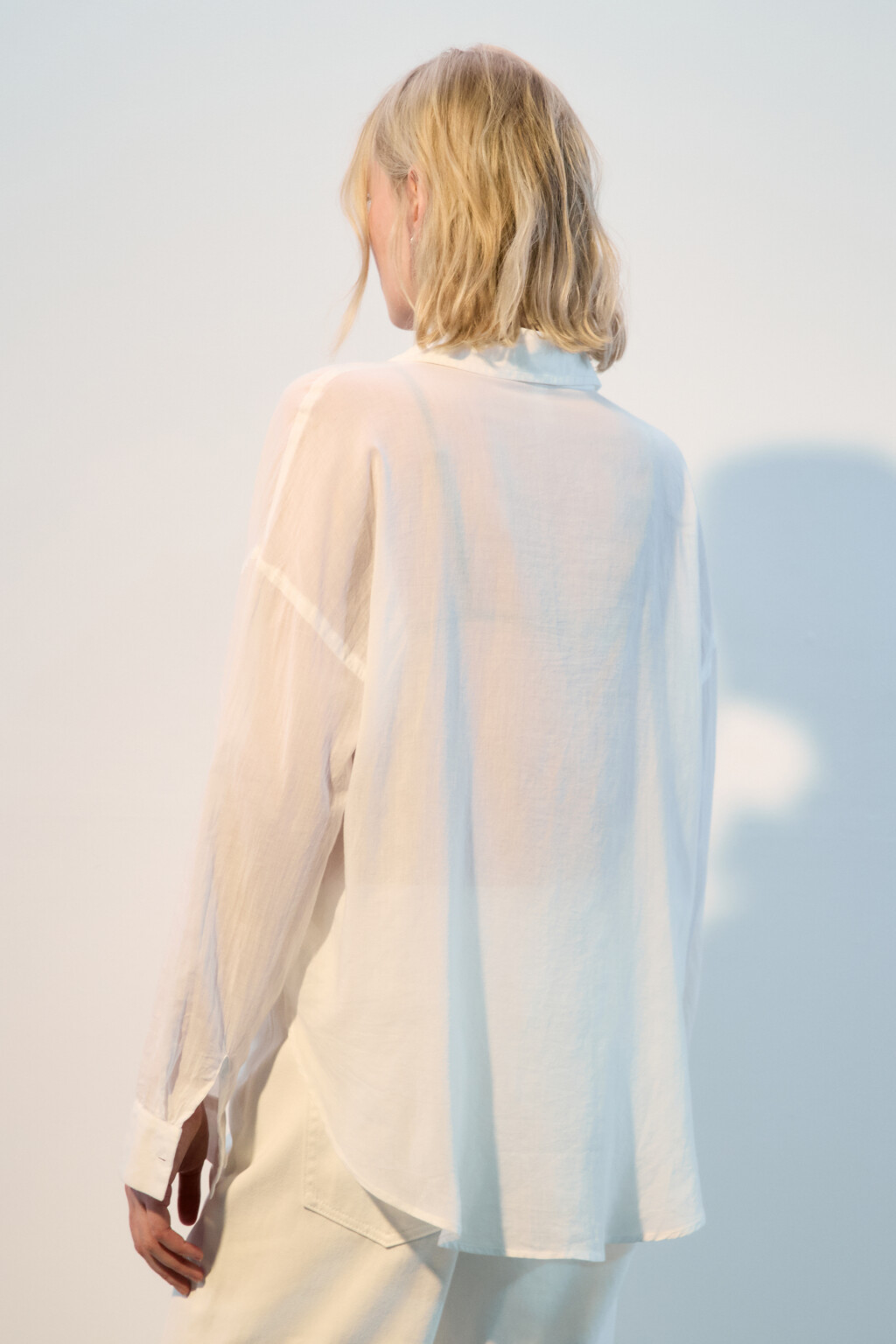 Рубашка oversize из жатого хлопка - цвет белый - 5