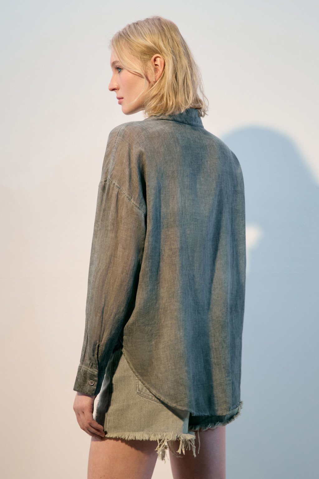 Рубашка oversize из жатого хлопка - цвет серый - 4