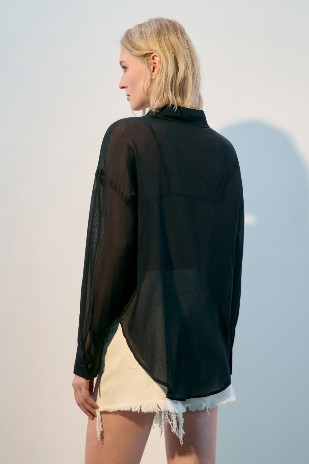 Рубашка oversize из жатого хлопка - цвет черный - 4